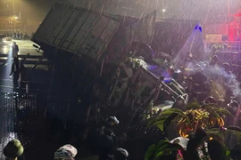 Khẩn trương điều tra vụ xe ô tô tải bị tàu hỏa húc văng tại khu vực Văn Điển