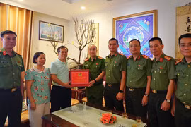 CATP Hà Nội thăm hỏi nguyên lãnh đạo, thân nhân gia đình và cán bộ An ninh nhân dân
