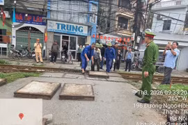 Cảnh sát giao thông Hà Nội phối hợp bịt 5 lối mở tự phát trên tuyến đường sắt huyết mạch