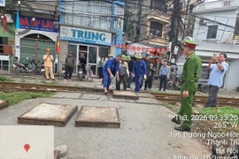 Cảnh sát giao thông Hà Nội phối hợp bịt 5 lối mở tự phát trên tuyến đường sắt huyết mạch