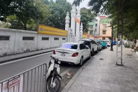 Ô tô, hàng quán 'vây kín' di tích lịch sử ở phường Hai Bà Trưng