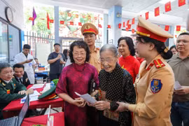 CSGT Hà Nội hỗ trợ cử tri 101 tuổi thực hiện quyền công dân