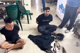 Trang bị áo giáp, súng AK quây bắt ổ nhóm chuyên nghiệp dùng súng điện trộm, tiêu thụ chó