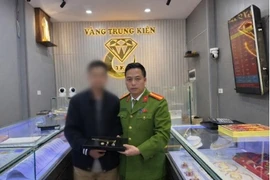 Nam sinh viên bị thao túng tâm lý, mang tiền vàng chuyển cho kẻ lừa đảo