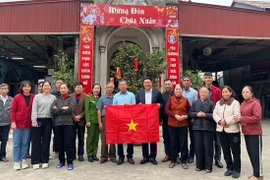 Trao cờ Tổ quốc đến bà con giáo dân phường Phú Lương