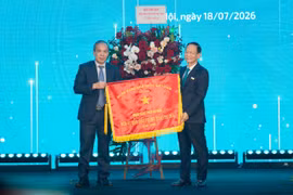ABBank nhận Cờ thi đua của Ngân hàng Nhà nước