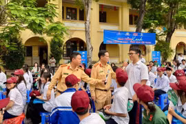 Báo An ninh Hải Phòng phối hợp đưa pháp luật giao thông đến các em học sinh