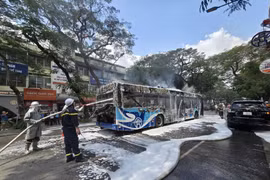 Cháy xe buýt trên phố Lý Thường Kiệt, hành khách kịp thời thoát nạn