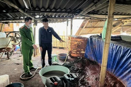 Đột kích 2 xưởng phân kim xả 6,7 tấn chất thải nguy hại ven sông Đuống