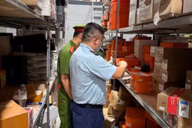 Buôn bán hơn 1.000 sản phẩm thời trang giả mạo nhãn hiệu, người phụ nữ bị khởi tố