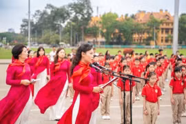 Thắm sắc đỏ cô, trò Trường Tiểu học chất lượng cao Tràng An trên quảng trường Ba Đình