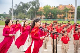 Thắm sắc đỏ cô, trò Trường Tiểu học chất lượng cao Tràng An trên quảng trường Ba Đình