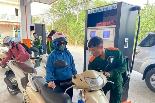 Xăng tăng hơn 2.000 đồng/lít, dầu hỏa tăng mạnh chưa từng có