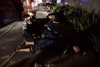 Suốt đêm dập lửa, cứu người tại chung cư Carina, chiến sĩ Cảnh sát PCCC bỏng rộp cả bàn tay