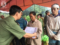 Đoàn công tác Báo ANTĐ chia sẻ với bà con trong vụ vùi lấp đất đá ở Tân Lạc, Hòa Bình