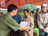 Đoàn công tác Báo ANTĐ chia sẻ với bà con trong vụ vùi lấp đất đá ở Tân Lạc, Hòa Bình