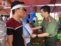 Đoàn công tác Báo ANTĐ chia sẻ với bà con trong vụ vùi lấp đất đá ở Tân Lạc, Hòa Bình