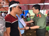 Đoàn công tác Báo ANTĐ chia sẻ với bà con trong vụ vùi lấp đất đá ở Tân Lạc, Hòa Bình