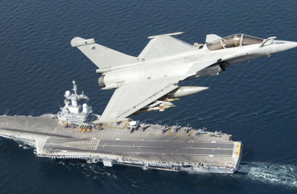 Thủy thủ mê chạy bộ có thể đã làm lộ vị trí tàu sân bay Pháp