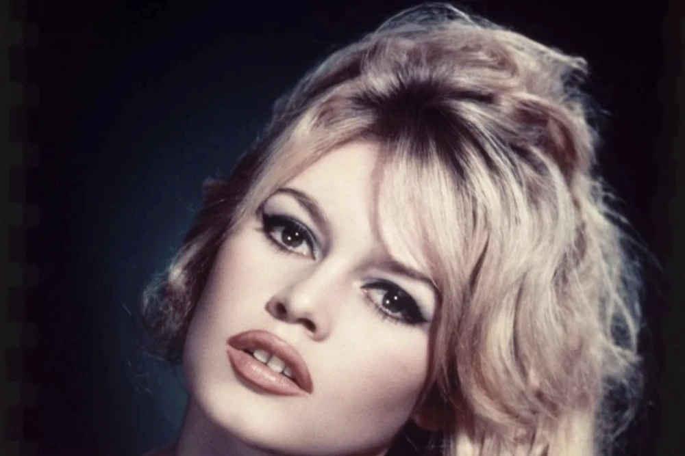 Brigitte Bardot, người phụ nữ gắn liền với hình ảnh tự do, táo bạo và sức hút khó cưỡng của điện ảnh Pháp thế kỷ 20, đã qua đời ngày 28/12/2025 tại Paris.