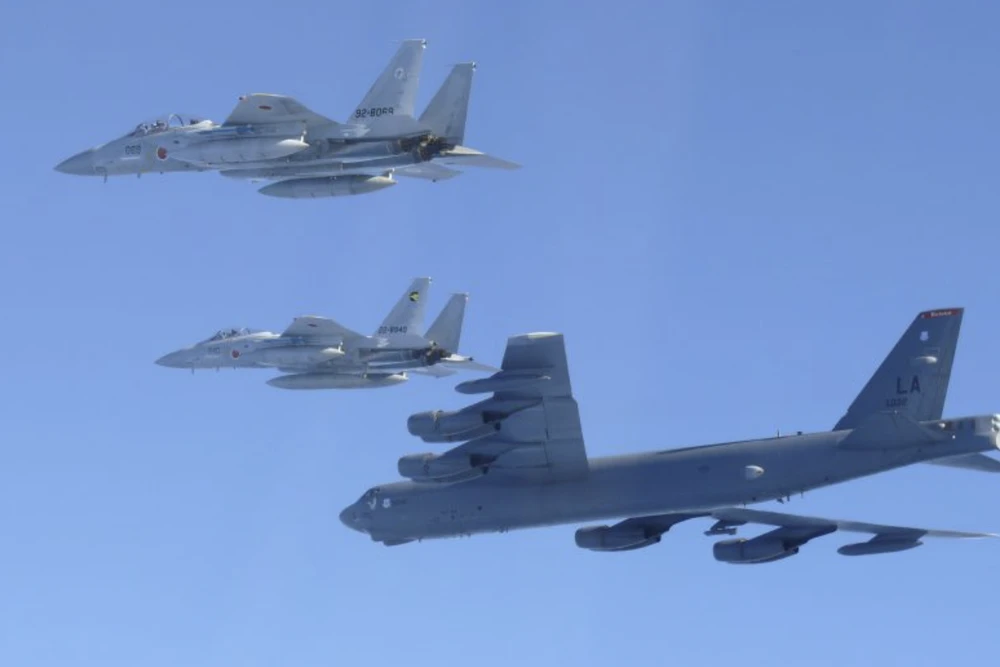 Oanh tạc cơ B-52 xuất hiện trên Biển Nhật Bản trong cuộc diễn tập Nhật - Mỹ