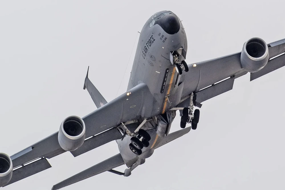 Phi đội 10 máy bay tiếp dầu Mỹ KC-135 đồng loạt xuất hiện gần Venezuela