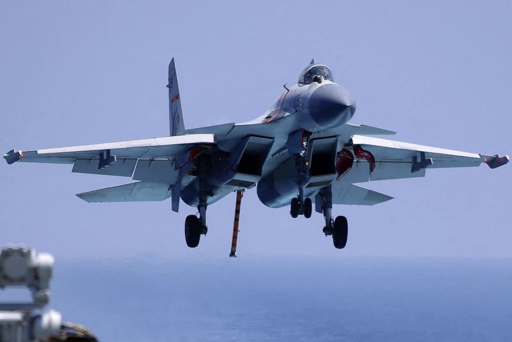 Nhật Bản tố tiêm kích J-15 Trung Quốc khóa radar vào máy bay F-15J gần Okinawa