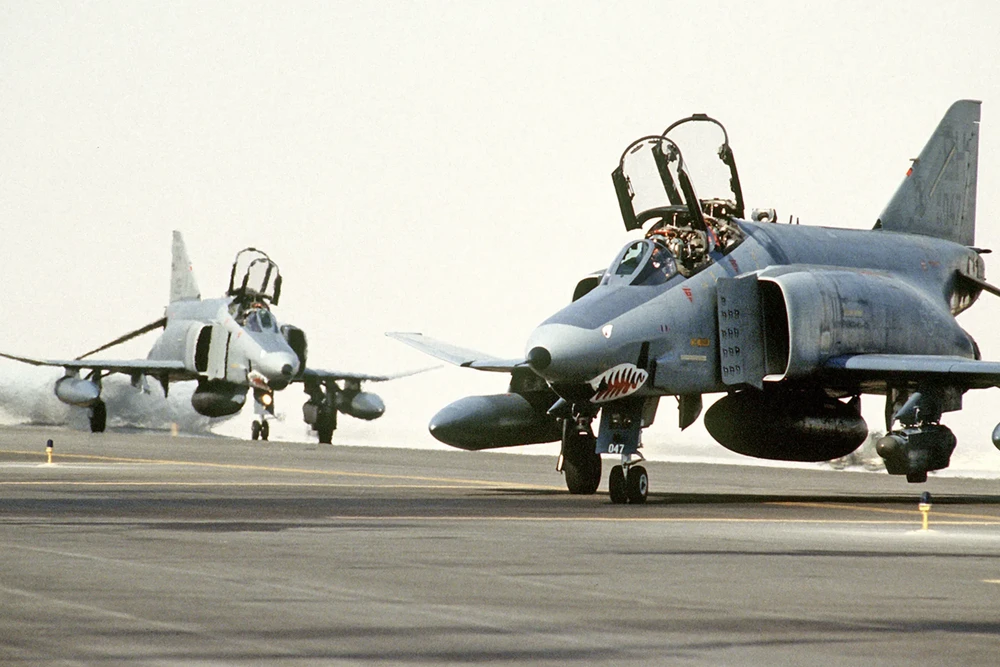 RF-4C Phantom II - trinh sát cơ 'không vũ khí' Mỹ bay thẳng vào lưới lửa Iraq trong 'Bão táp sa mạc'