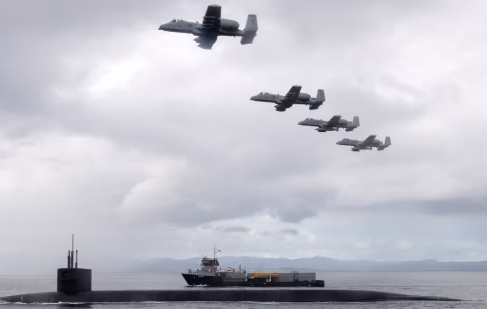 Cường kích A-10 'hộ tống' tàu ngầm hạt nhân USS Nebraska, Mỹ phát tín hiệu mới về năng lực răn đe