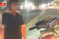 Thanh niên chặn đầu taxi, chửi bới sau va chạm bị lập biên bản 