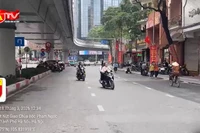 Tiềm ẩn nguy cơ tai nạn giao thông vì đi ngược chiều tại gầm cầu vượt chữ C Phạm Ngọc Thạch