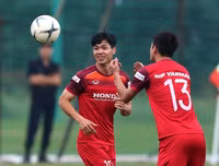 [ẢNH] Tạm thoát nỗi buồn ở Bỉ, Công Phượng vui vẻ tập cùng ĐT Việt Nam