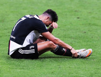 [ẢNH] Ronaldo lu mờ và gục ngã trước Ibrahimovic