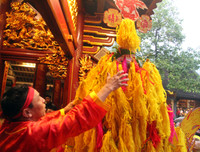 Bỏ tục 'cướp giò hoa tre', người dân kiên nhẫn xếp hàng xin 'lộc' Thánh Gióng