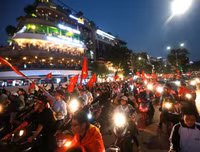 [ẢNH] Biển người đổ ra đường ăn mừng trong ngày trọng đại của bóng đá Việt Nam