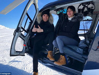 [ẢNH] Ronaldo khoái chí cùng bồ xinh cưỡi trực thăng, du hí núi tuyết