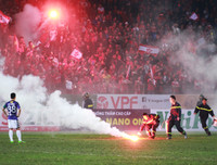 [ẢNH] Lính cứu hỏa vất vả dập tắt hàng chục quả pháo sáng trên sân Hàng Đẫy