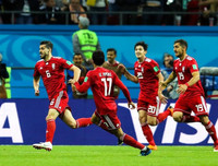 [ẢNH] Ăn mừng cảm xúc, cầu thủ Iran lại chưng hửng vì bị VAR 