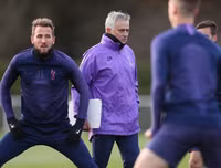 [ẢNH] Vừa đến Tottenham, Mourinho lao ngay vào công việc