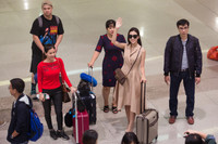 Trở về từ Miss World, Mỹ Linh đeo kính đen che mắt thâm quầng