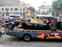 [ẢNH] Người Hà Nội thích thú ngắm mô hình xe F1 sống động như thật