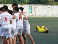 [ẢNH] Cầu thủ THPT Kim Liên bật khóc sau trận thua trước trường Vân Tảo