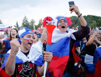 [ẢNH] CĐV xuống đường ăn mừng hoành tráng như tuyển Nga vừa vô địch thế giới