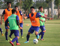 [ẢNH] Thiếu nửa đội hình, thầy Park xếp thủ môn Văn Lâm đá đối kháng