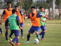 [ẢNH] Thiếu nửa đội hình, thầy Park xếp thủ môn Văn Lâm đá đối kháng