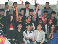 [ẢNH] Tân binh Phúc Lợi đã quật ngã đương kim vô địch như thế nào?