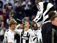 [ẢNH] Ronaldo thoải mái tu rượu khi Juve vô địch Serie A sớm 5 vòng