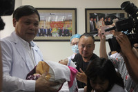 Vỡ òa ngày Đỗ Bình An - con trai sản phụ ung thư giai đoạn cuối xuất viện