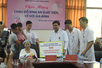 Vỡ òa ngày Đỗ Bình An - con trai sản phụ ung thư giai đoạn cuối xuất viện