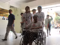 Vỡ òa ngày Đỗ Bình An - con trai sản phụ ung thư giai đoạn cuối xuất viện